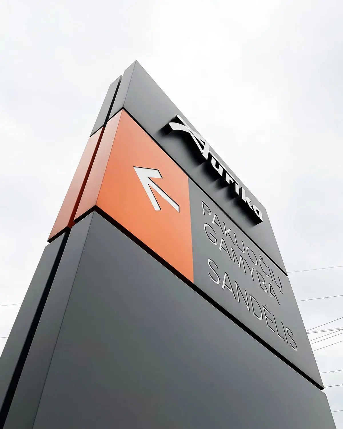 Aurika pilonas su oranžine rodykle iš apačios