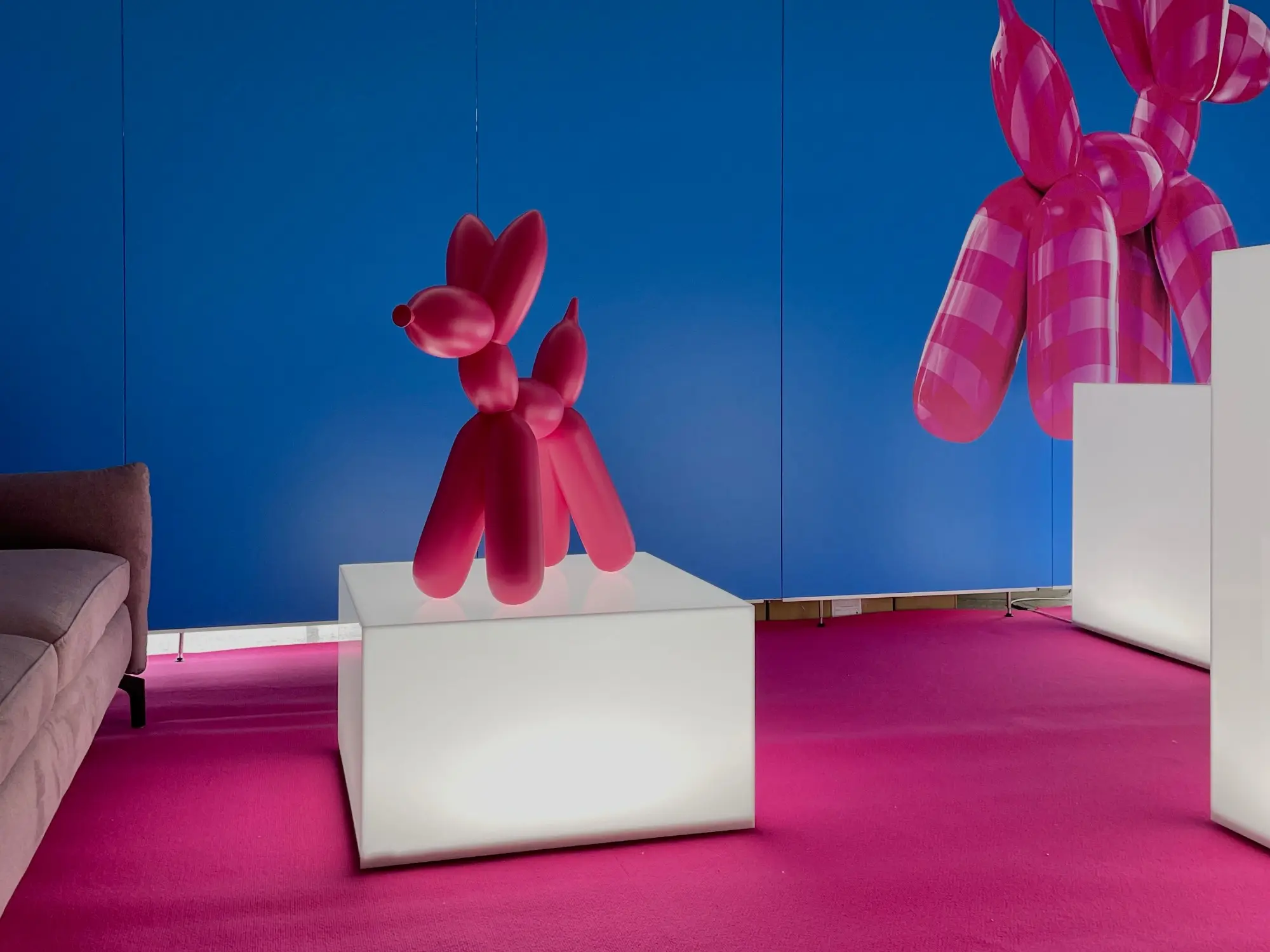 3D spausdintas rožinis balloon dog ant šviečiančio kubo