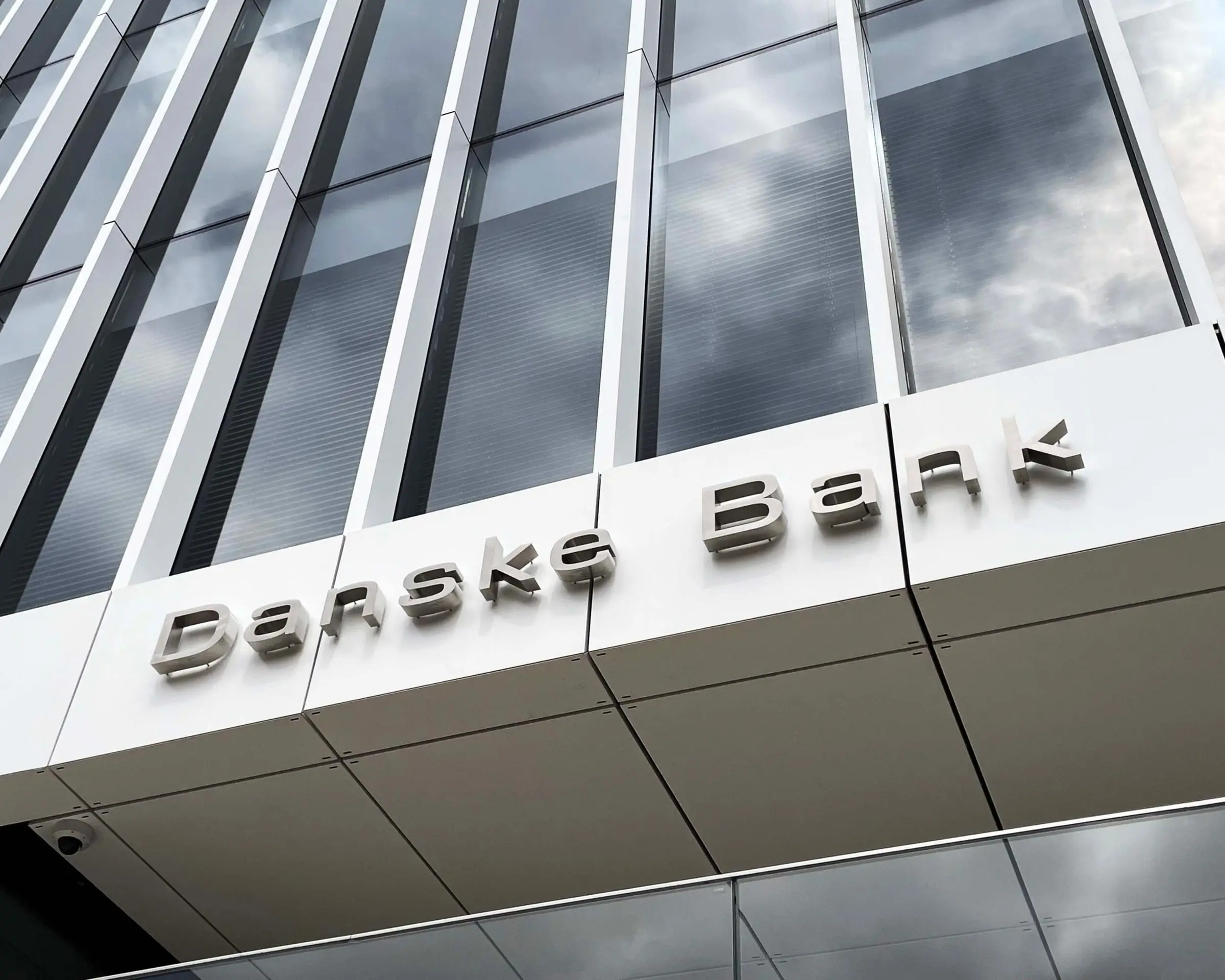 Danske Bank nerūdijančio plieno raidės ant stiklinio pastato fasado