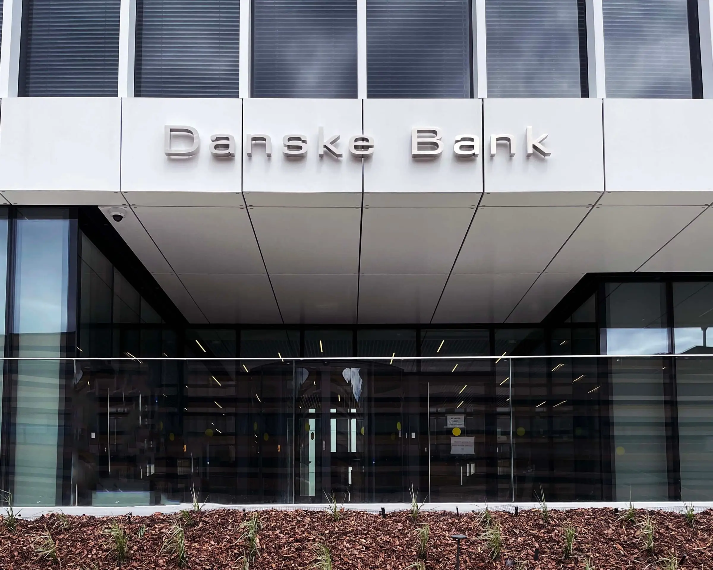 Danske Bank užrašas virš pagrindinio įėjimo