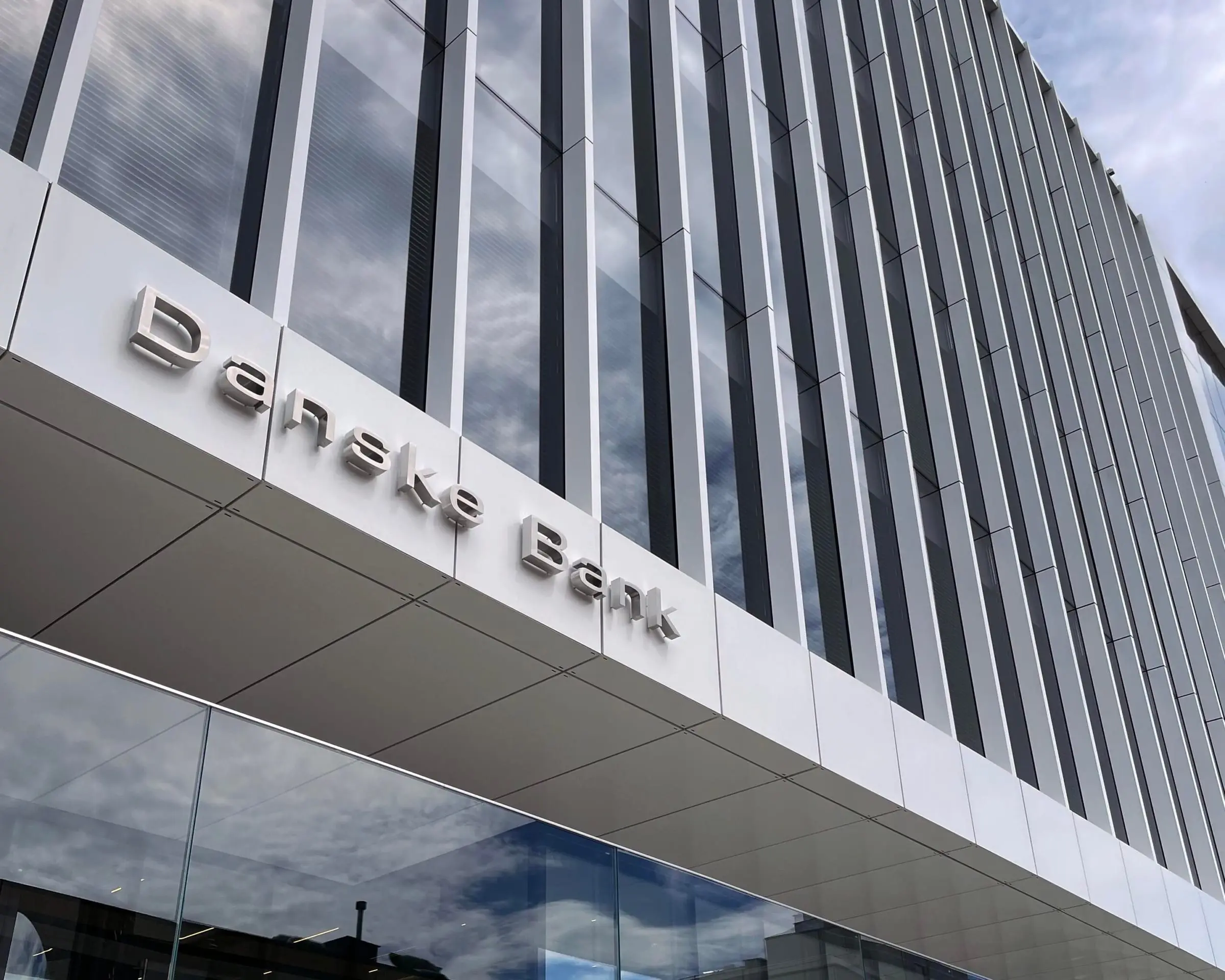 Danske Bank raidės fasado perspektyvoje
