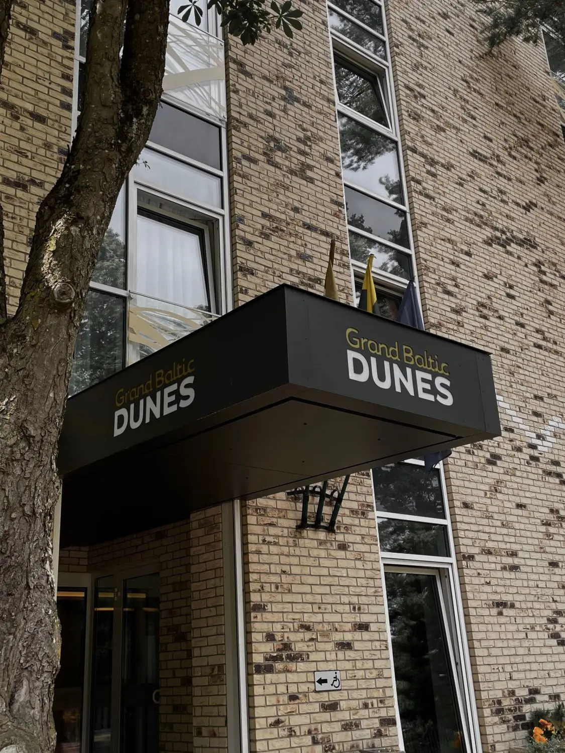 Grand Baltic Dunes stogelis su užrašais virš įėjimo, vaizdas iš šono