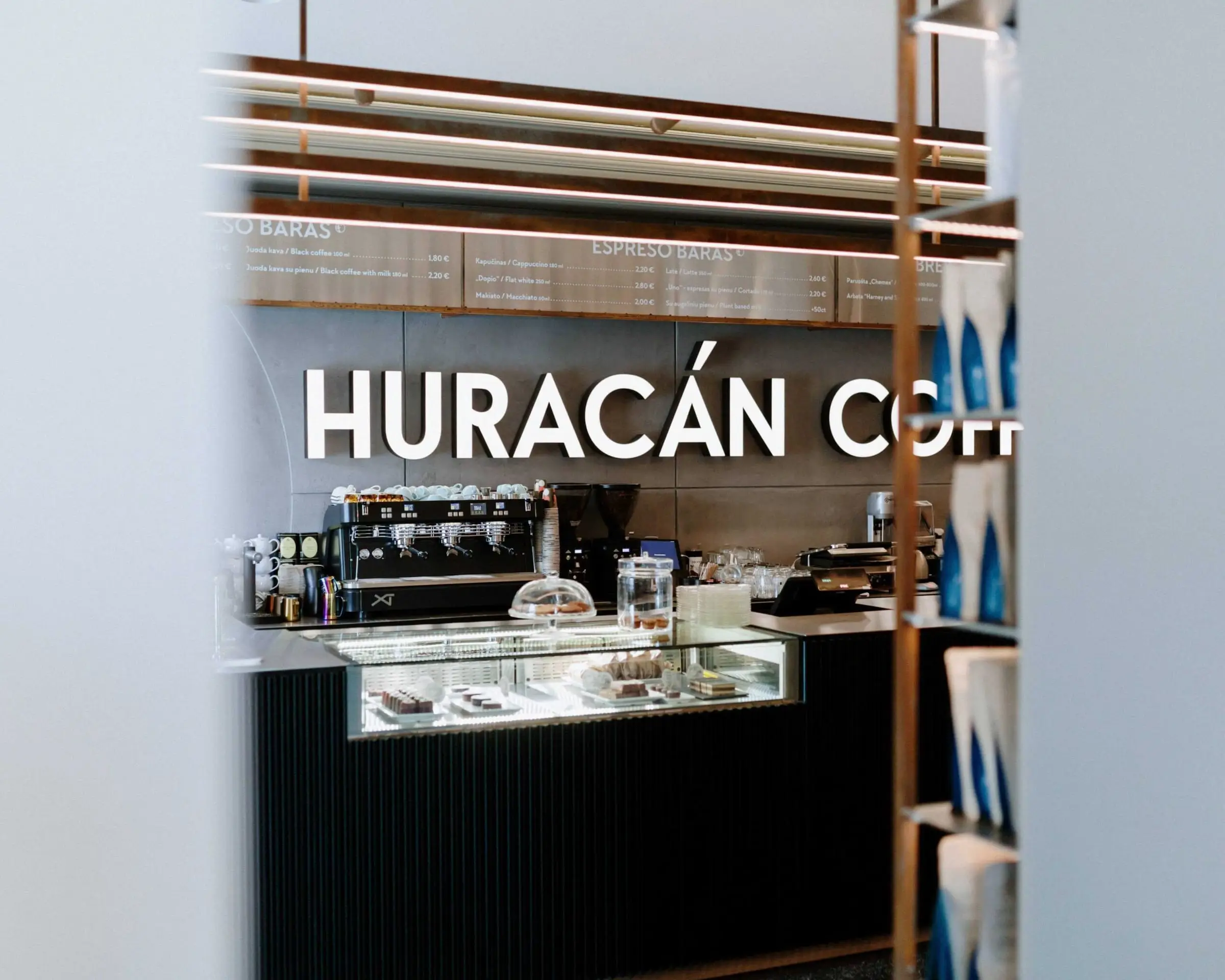 Huracan Coffee baras su šviečiančiu užrašu