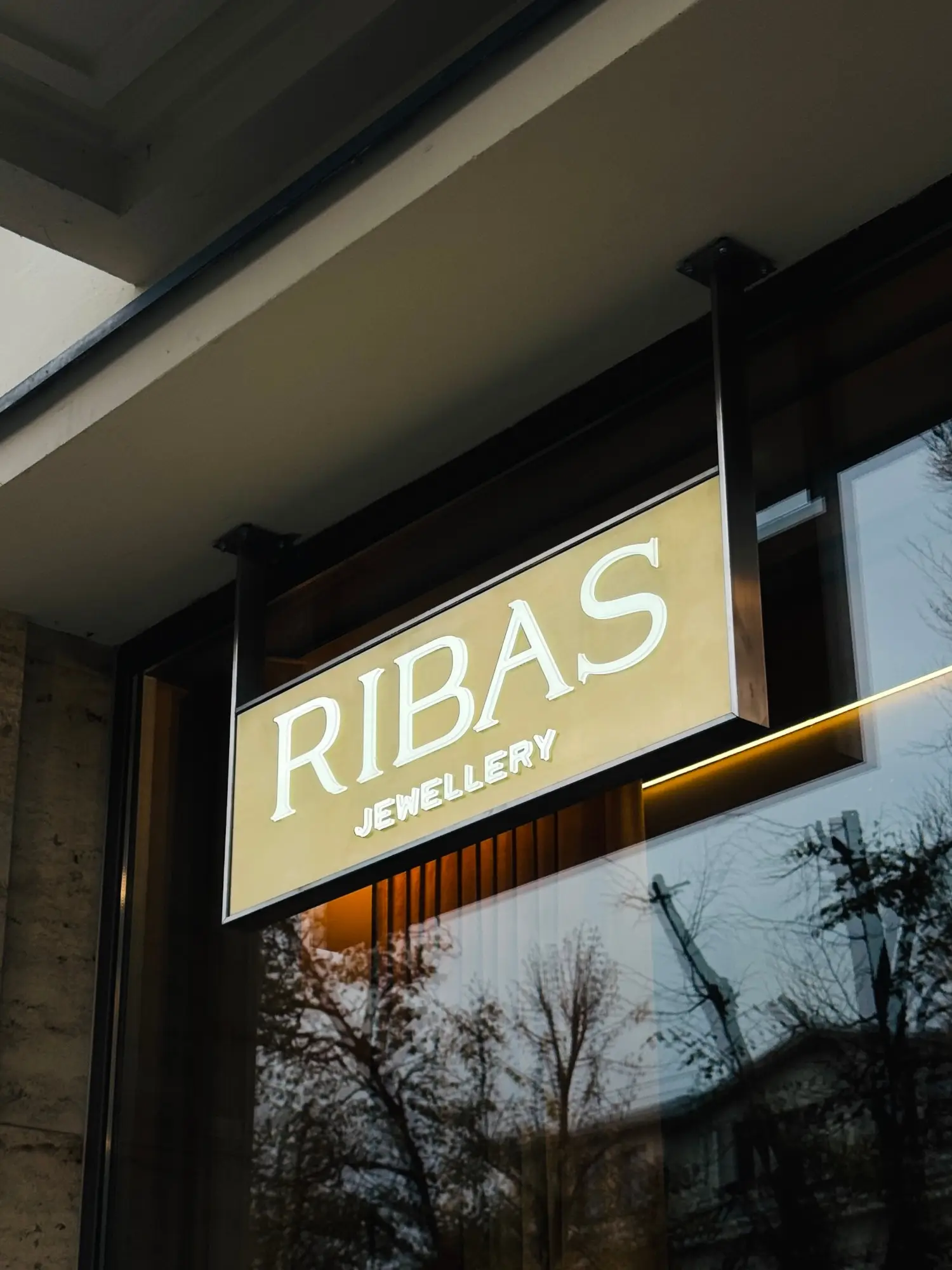 RIBAS Jewellery žalvario ir nerūdijančio plieno konsolinė šviesdėžė iš šono