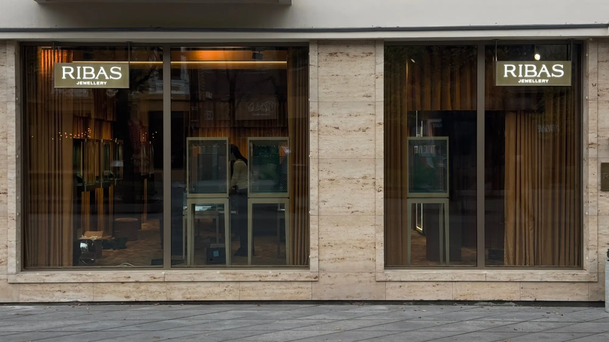 RIBAS Jewellery konsolinės šviesdėžės parduotuvės vitrinose Laisvės alėjoje