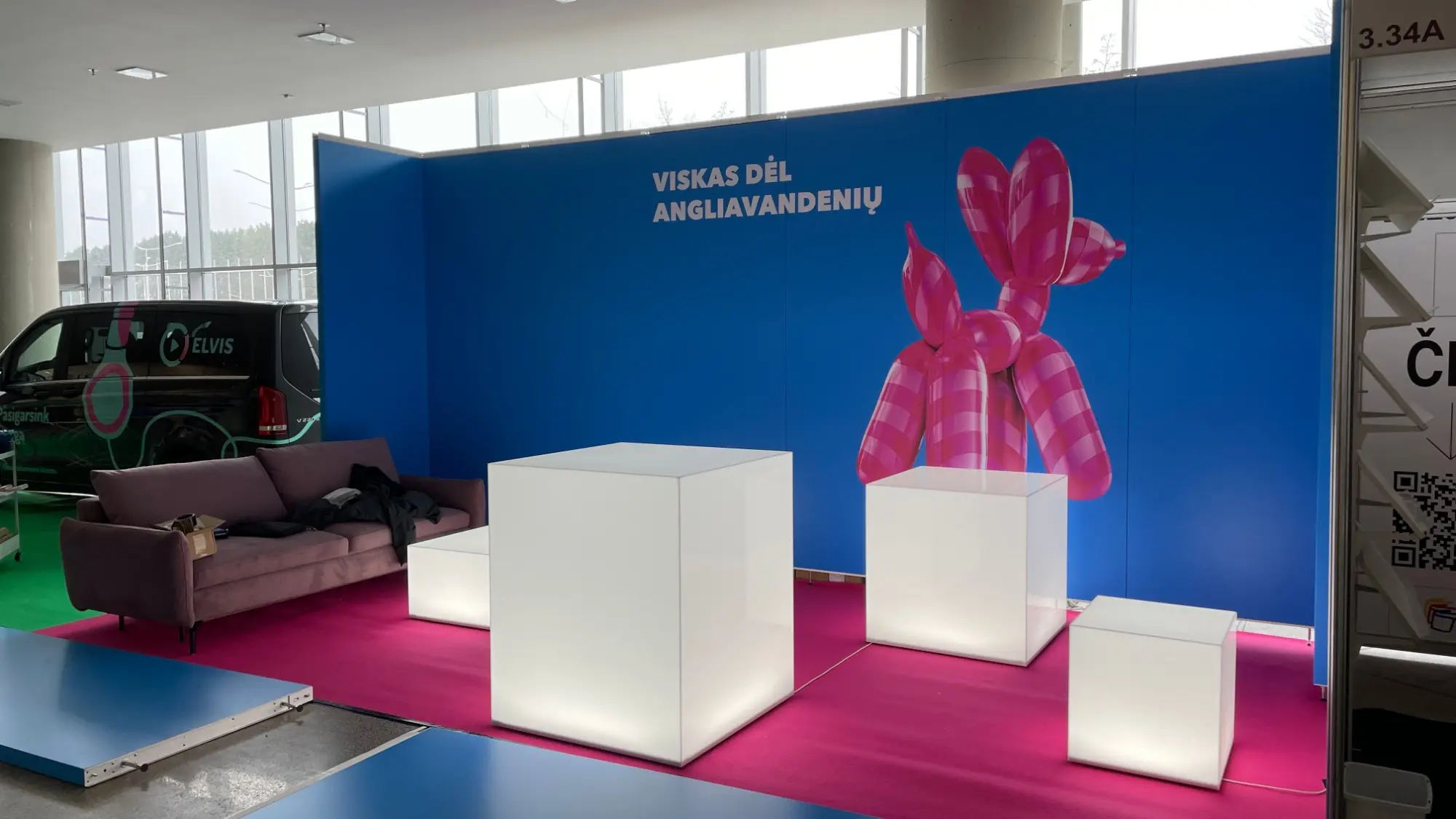 Skirtingų dydžių šviečiantys kubai ant rožinės dangos