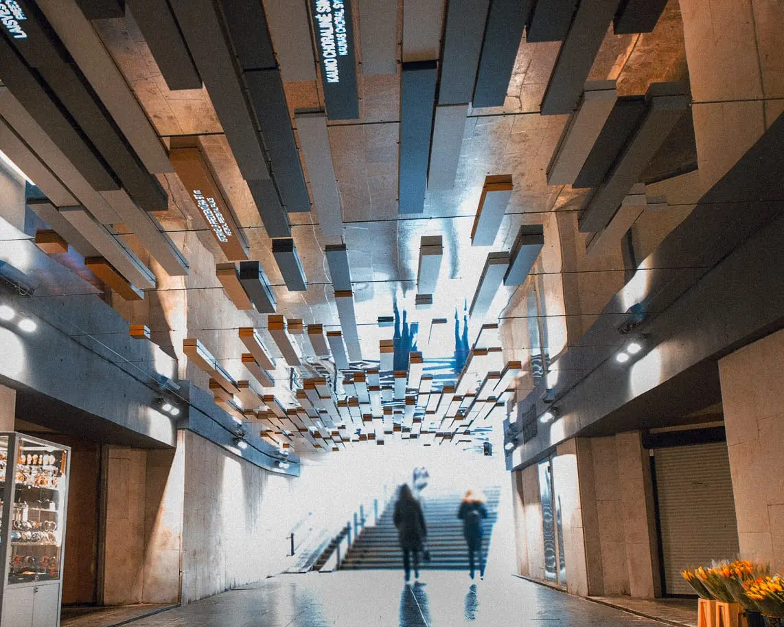 Instaliacija „Transition“ požeminėje perėjoje – šviečiantys lankstiniai ant veidrodinių lubų