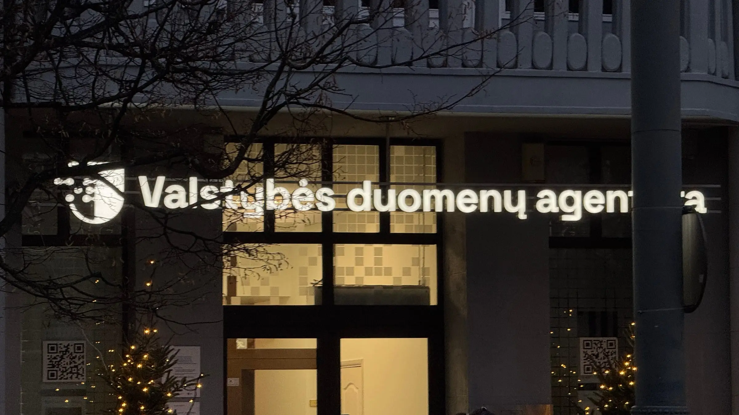 Šviečiantis Valstybės duomenų agentūros užrašas ir logotipas iš priekio