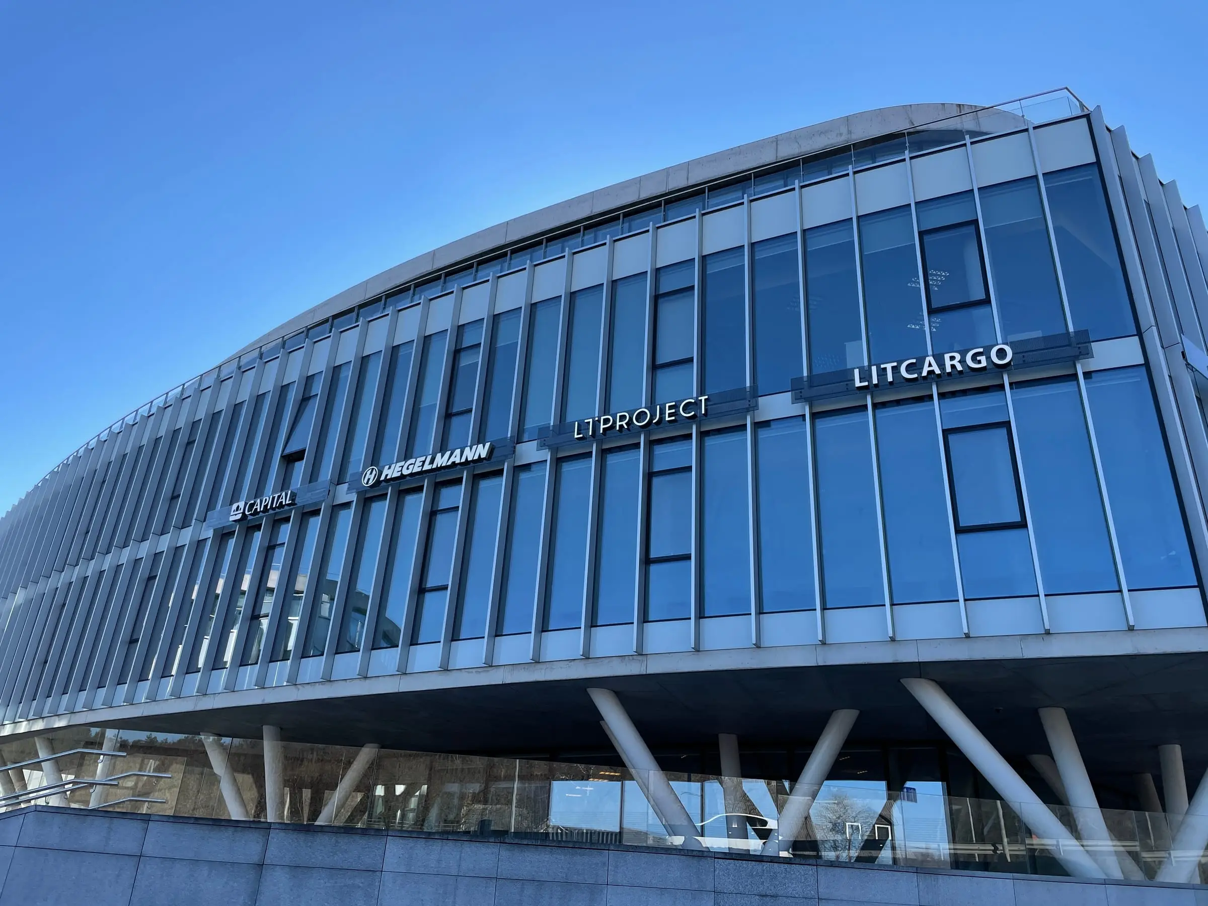 Verslo centro fasadas su nuomininkų tūrinėmis raidėmis