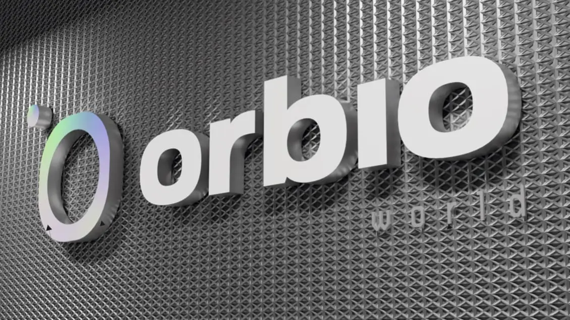 Orbio tūrinio logotipo vizualizacija ant perforuoto fasado